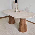 Table à manger Soléa en travertin naturel avec pieds en bois massif coniques, design artisanal marocain haut de gamme.