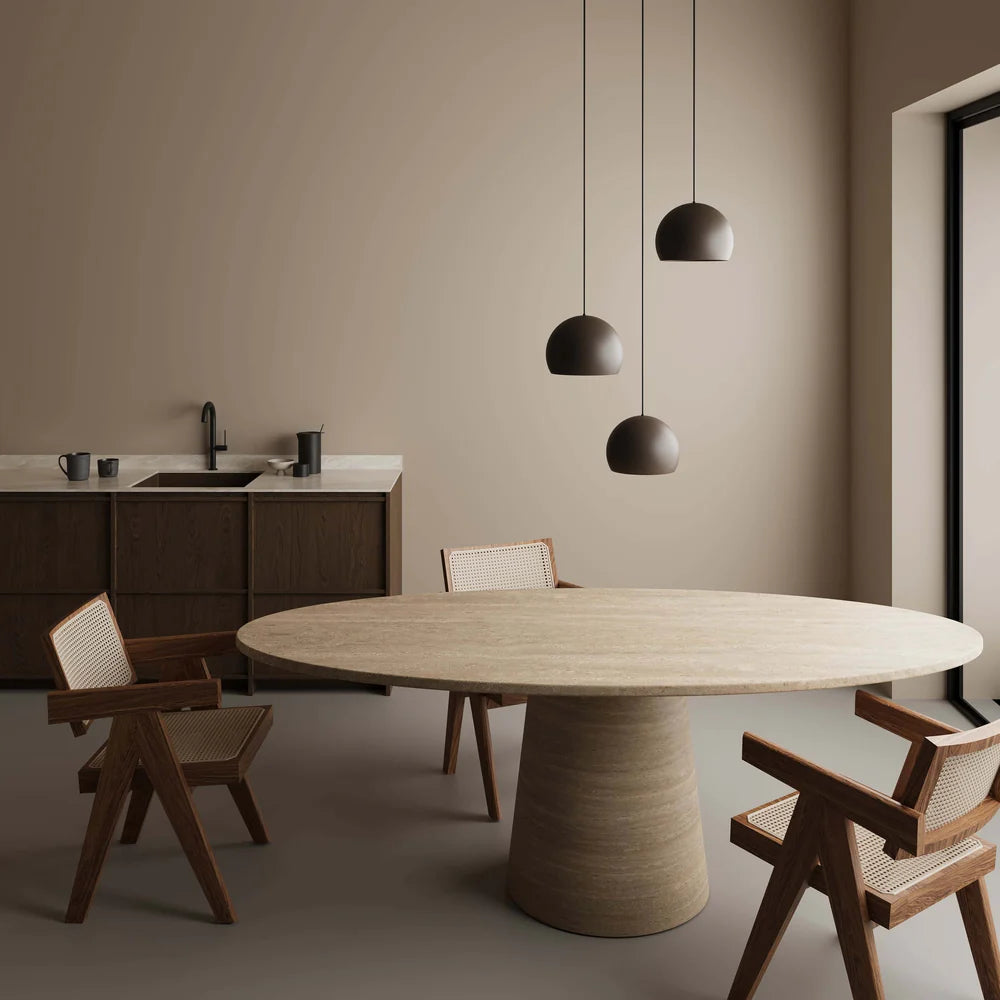 Table ronde Orion en travertin naturel poli, plateau Ø160 cm, pied cylindrique massif – design minimaliste et artisanal haut de gamme
