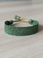 Bracelet en passementerie or vert émeraude, ruban tressé large, technique Sfifa, 100% fil à effet or, fait main au Maroc, cordon coulissant avec embouts décoratifs.