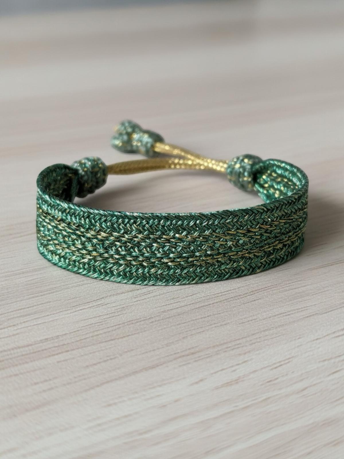 Bracelet en passementerie or vert émeraude, ruban tressé large, technique Sfifa, 100% fil à effet or, fait main au Maroc, cordon coulissant avec embouts décoratifs.