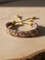 Bracelet en passementerie violet et or, inspiré des cafetans marocains, fait main avec 50% fil de soie et 50% fil d'or, alliant tradition et haute couture artisanale marocaine.