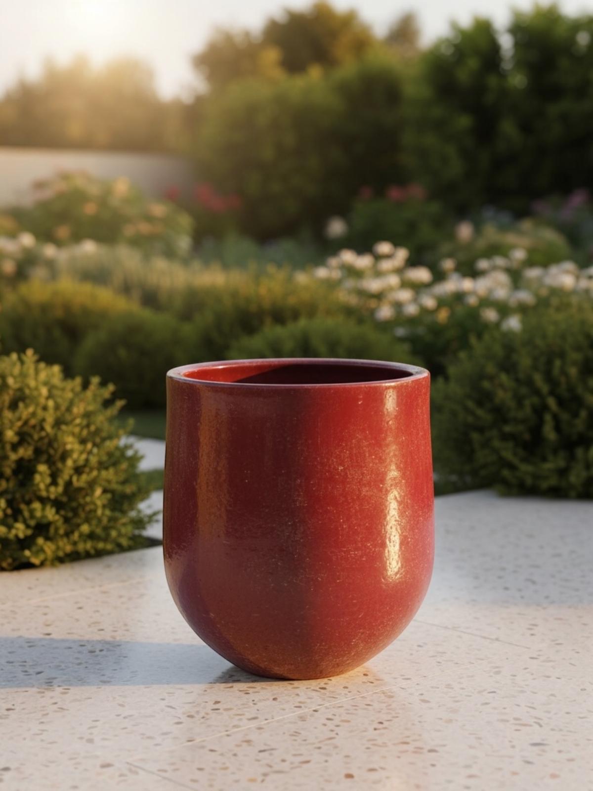 Grande jarre en céramique rouge grenat brillant sur terrasse lumineuse, vase Casablanca design marocain 60x35 cm pour décoration extérieure haut de gamme.