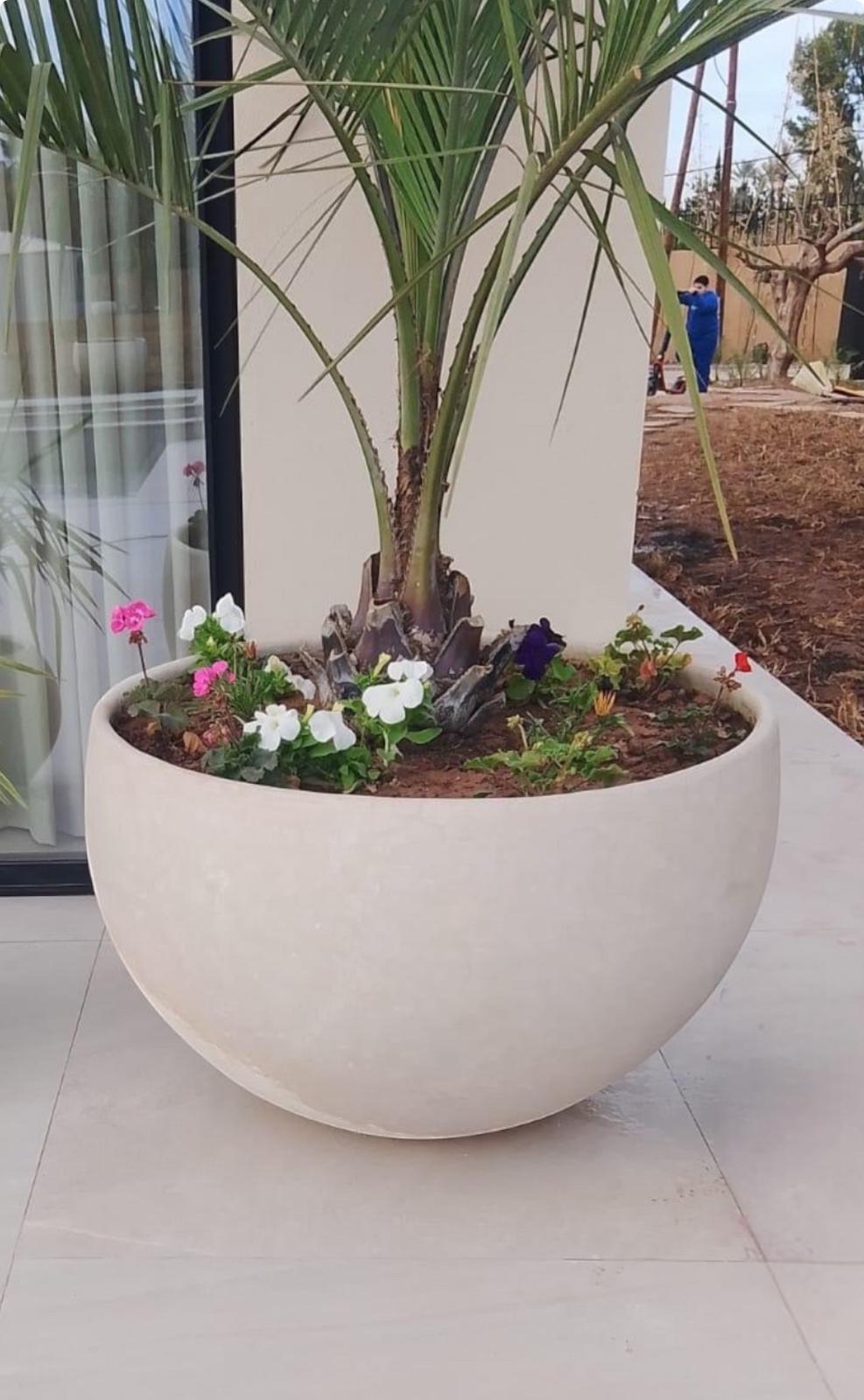 Grand pot blanc en terre cuite fait main au Maroc – décoration extérieure haut de gamme pour terrasse, jardin et piscine