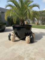 Grand pot noir en terre cuite émaillée, fait main au Maroc – décoration extérieure haut de gamme