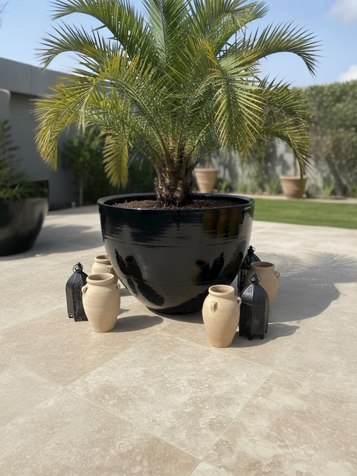 Grand pot noir en terre cuite émaillée, fait main au Maroc – décoration extérieure haut de gamme