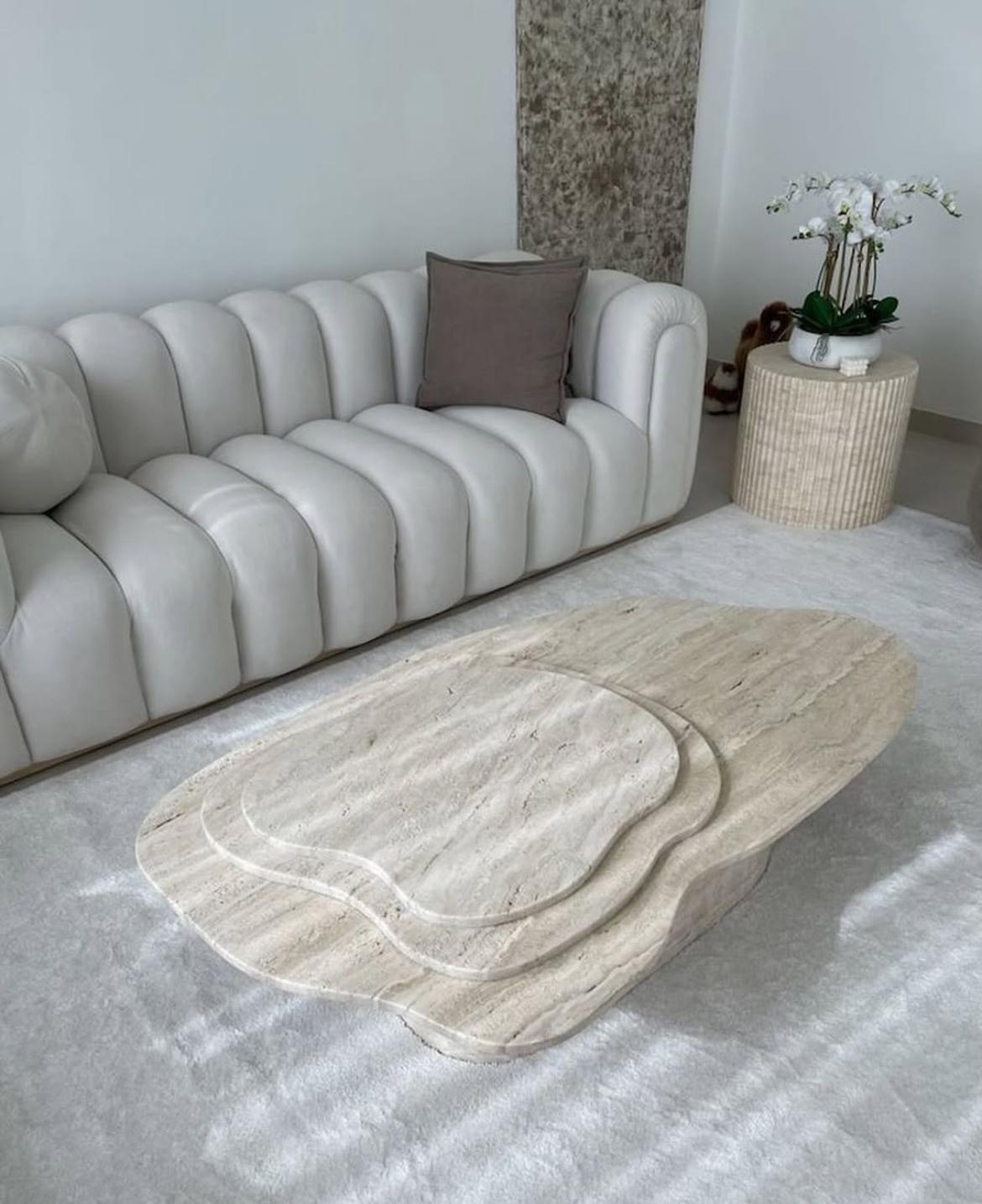 Table basse Assila en travertin naturel, design organique et artisanal marocain