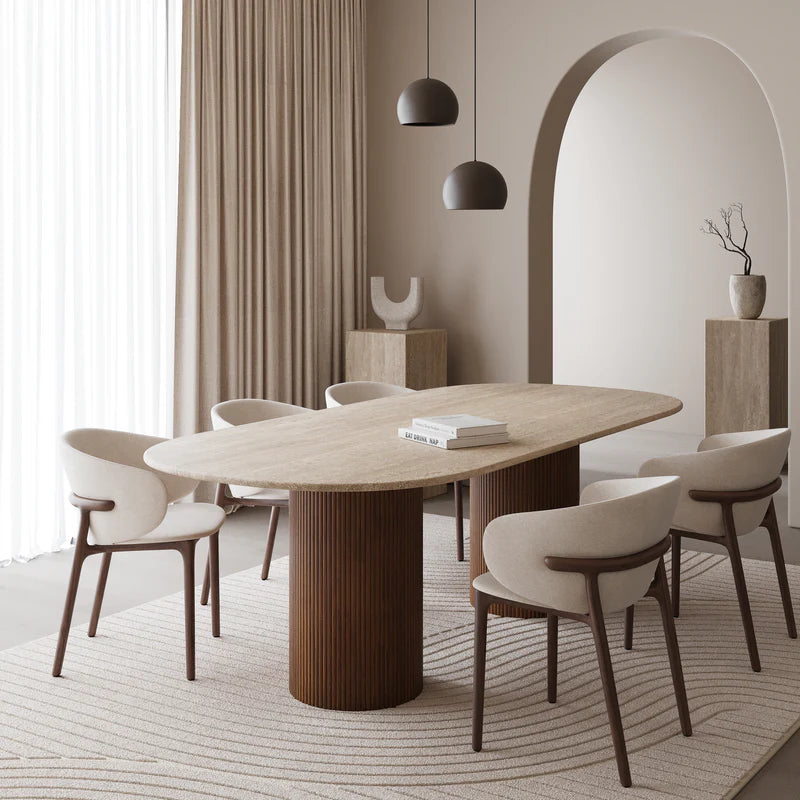 Table Armonia en travertin naturel avec pieds cylindriques striés en bois massif – design artisanal marocain haut de gamme
