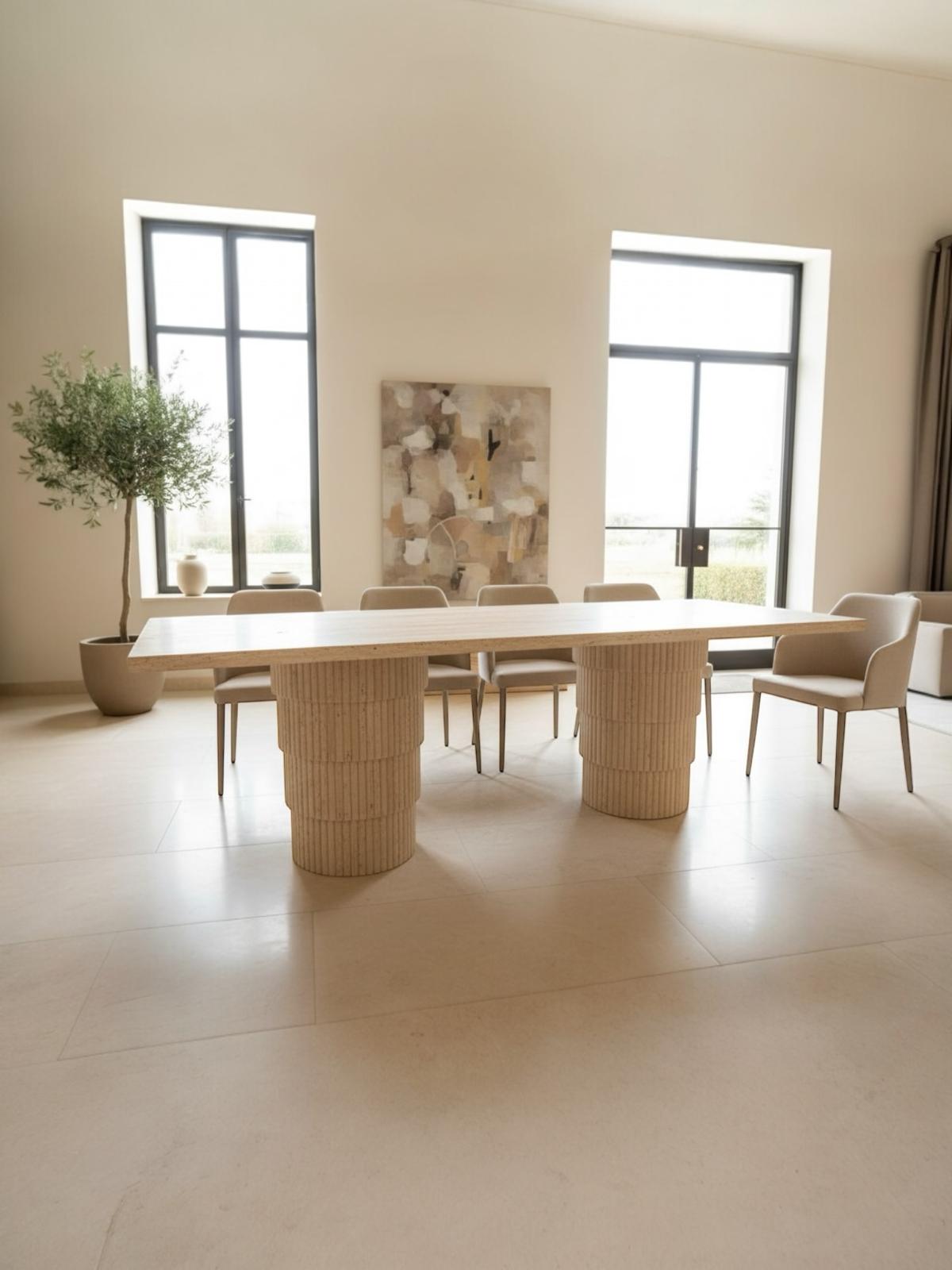Table à manger Marrakechoise en travertin naturel, pieds striés décalés, design marocain contemporain haut de gamme.