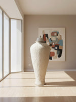 Vase Impérial Safran en céramique artisanale gravée, hauteur 1m, décoration haut de gamme pour intérieur moderne ou traditionnel.