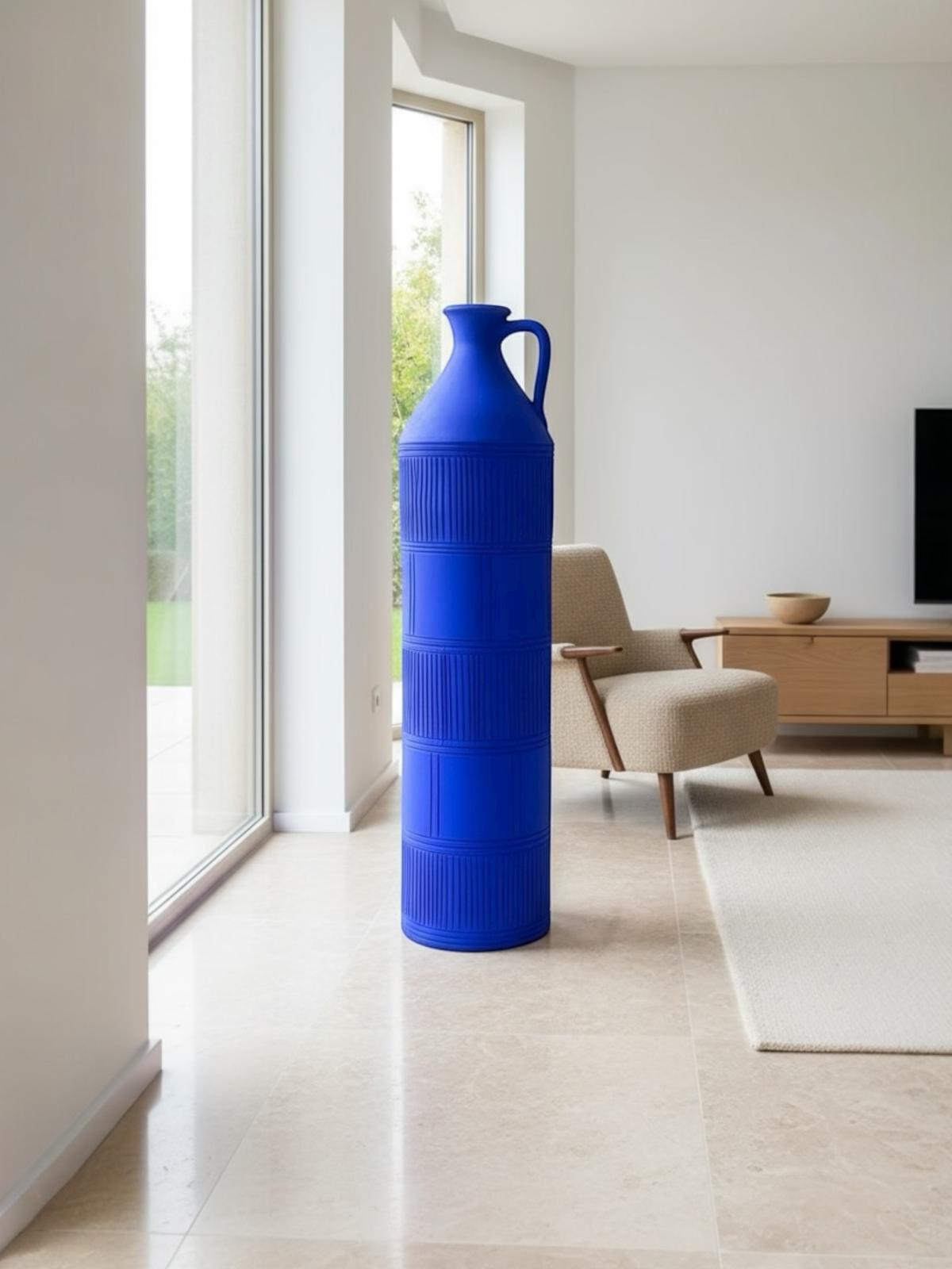 Vase Majorelle de Marrakech en céramique artisanale, 80cm, bleu Majorelle iconique, décoration artisanale marocaine haut de gamme.