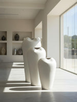  Ensemble de trois vases Élégance Sahara en céramique artisanale, tailles 60, 75 et 100 cm, design minimaliste inspiré du désert.