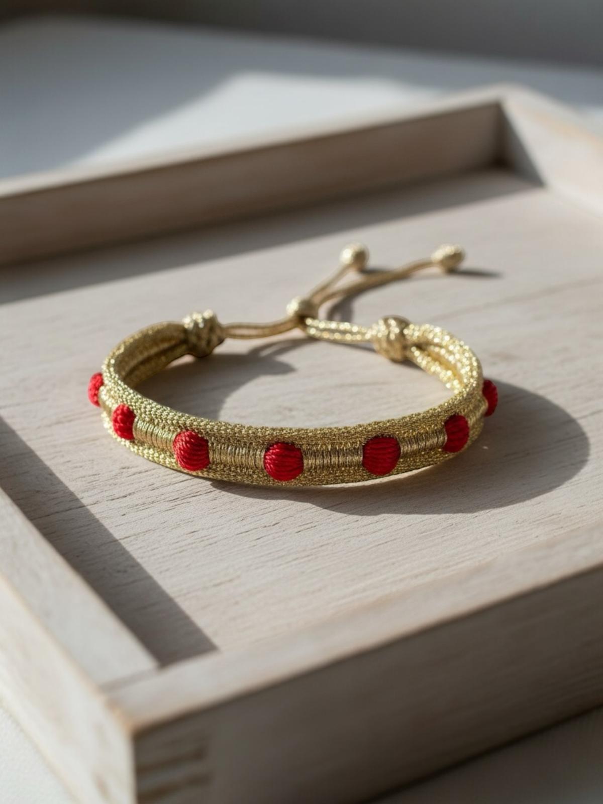 Bracelet en Passementerie Or et Boule Rouge
